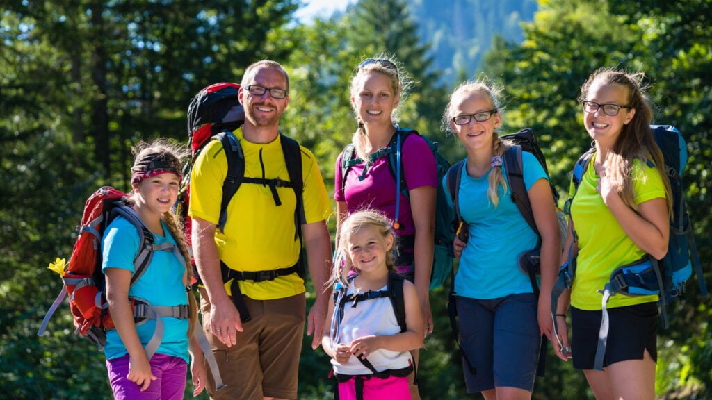 Trilhas leves para curtir a natureza com a família no fim de semana