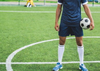 Como os uniformes históricos inspiram tendências modernas