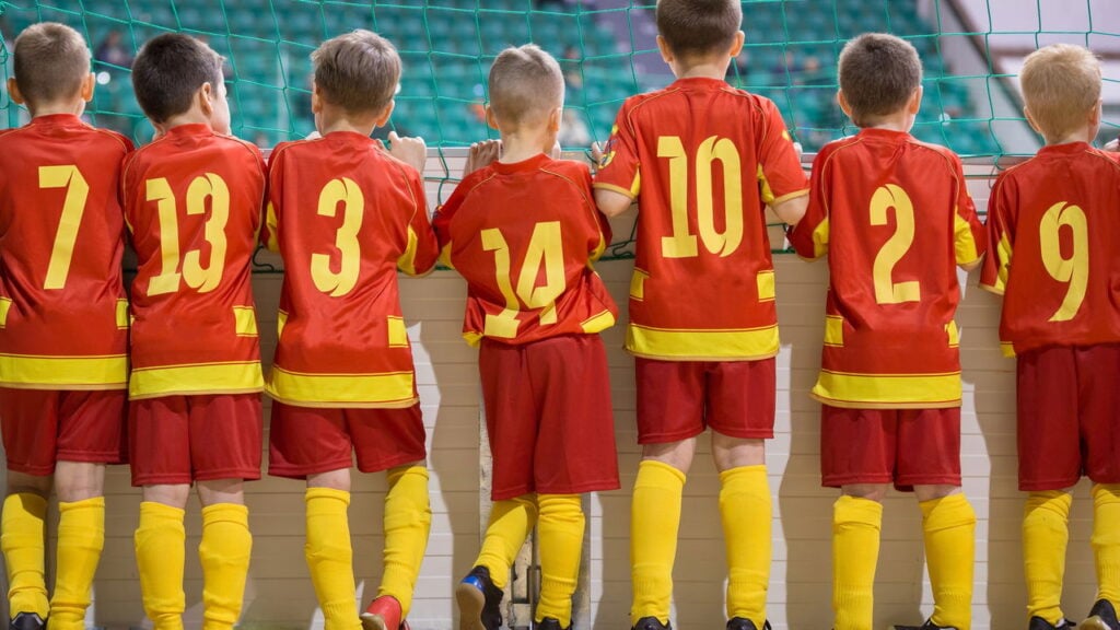 Mensagens nos uniformes que vão além do campo e inspiram o público