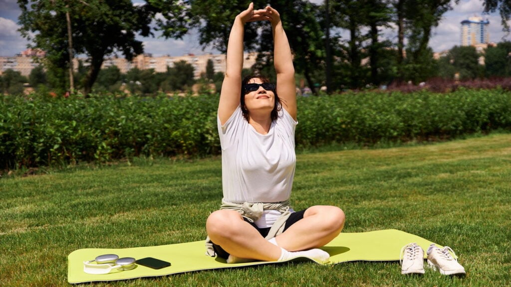 Como começar no yoga ao ar livre com segurança e prazer
