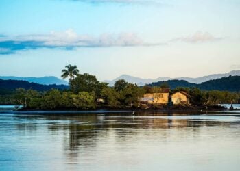 Cidade do litoral paulista une ruas de pedra coloniais com observação de golfinhos e trilhas na Mata Atlântica
