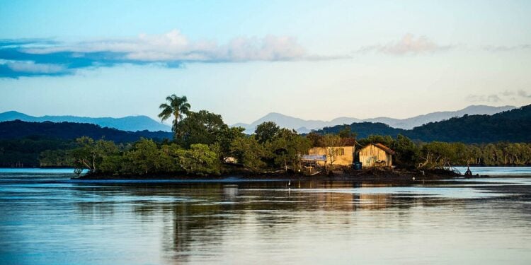 Cidade do litoral paulista une ruas de pedra coloniais com observação de golfinhos e trilhas na Mata Atlântica