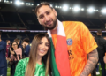 Profissional de 25 anos mantém carreira independente mesmo namorando estrela do futebol
