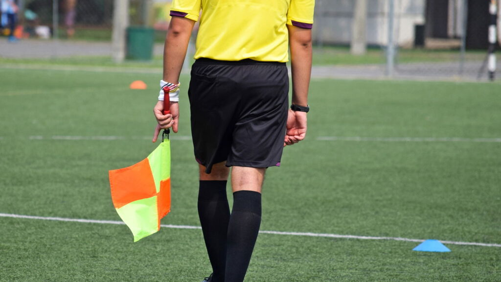 Cinco jogos de futebol com decisões tão bizarras que são lendárias