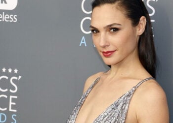 Gal Gadot revela os equipamentos que forjaram seu core de super-heroína