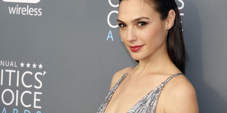 Gal Gadot revela os equipamentos que forjaram seu core de super-heroína