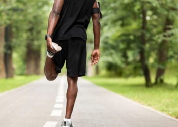 Alongar antes ou depois da corrida? Quando e como fazer
