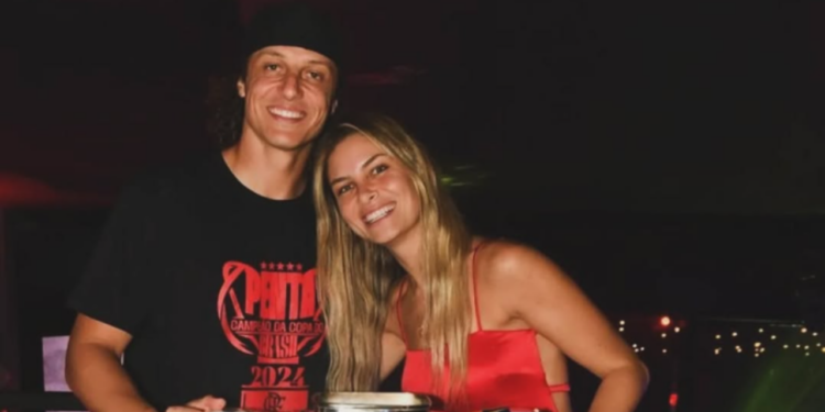 Mãe de duas filhas que conquistou David Luiz foge da exposição que outras WAGs adoram