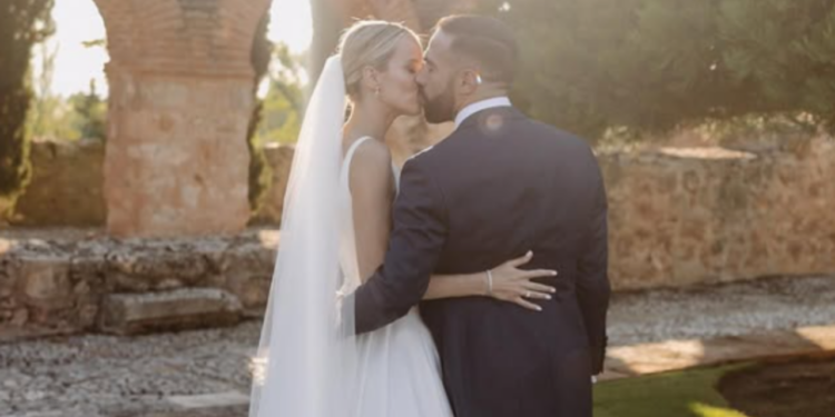Irmã gêmea de esposa de ex-jogador do Madrid acabou casando com companheiro de equipe do cunhado