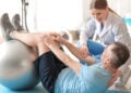 Técnica de ginastas ativa músculos do abdômen apenas sentando de forma diferente