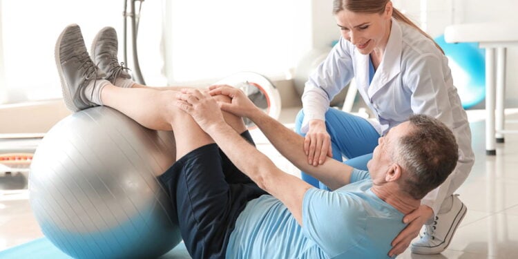 Técnica de ginastas ativa músculos do abdômen apenas sentando de forma diferente