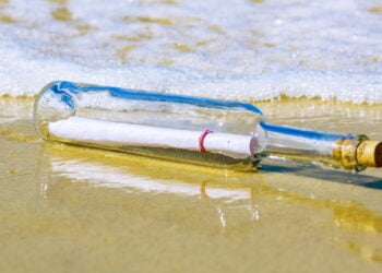 Garrafa jogada no mar em 1961 reaparece 63 anos depois com segredo científico