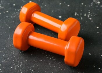 Equipamento versátil permite treino completo ajustando carga em segundos