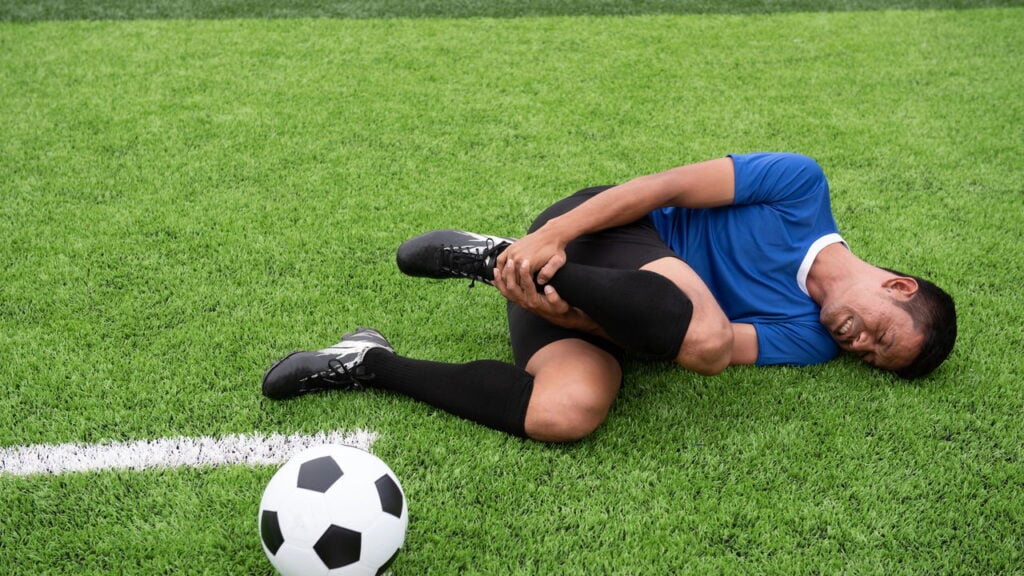 Como prevenir lesões no futebol amador com medidas simples