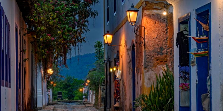 Cidade colonial do Rio de Janeiro combina culinária caiçara com aventura na natureza exuberante