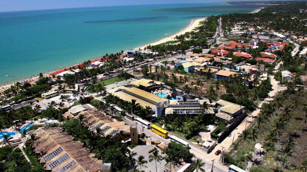 Cidade histórica da Bahia combina primeira igreja do Brasil com festas vibrantes