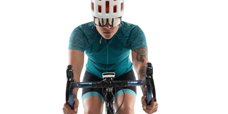 Design de uniformes e acessórios de ciclismo une estilo e segurança