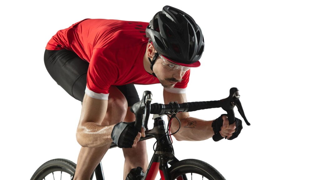 Design de uniformes e acessórios de ciclismo une estilo e segurança